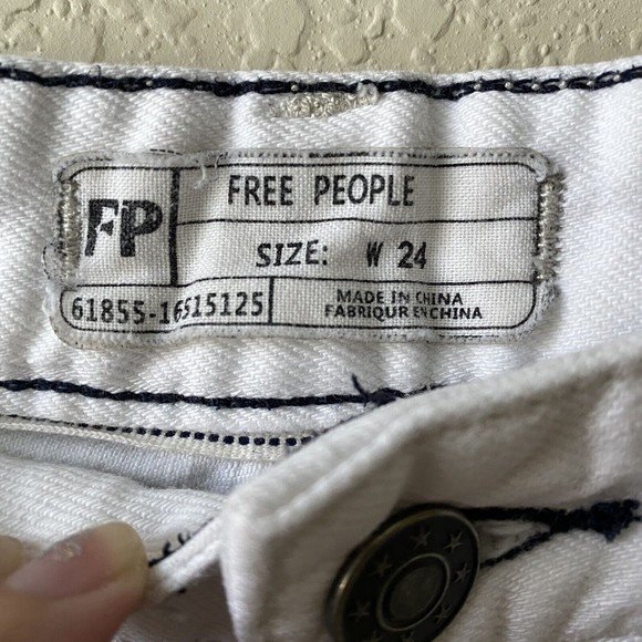 Free People Womens Shorts Size 24 White Cut Off Raw Hem Button Fly - Picture 7 of 9